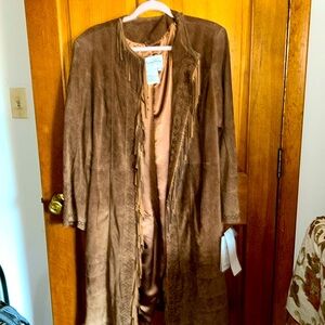 Indulge in the luxury with this stunning Pamela McCoy jacket.